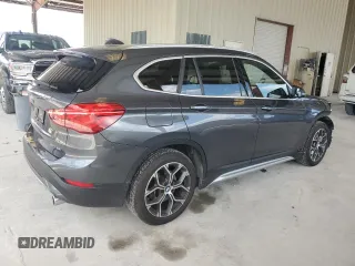 2022 BMW X1 xDrive28i z VIN WBXJG9C05N5U77973, wystawiony jako Copart lot #56828995 z przebiegiem 14 448 mil mil oraz Szkoda całkowita • Salvage title. Historia ofert i sprzedaży dostępna na DreamBid. Obrazek 3.