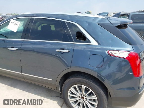 2019 Cadillac XT5 Luxury FWD z VIN 1GYKNCRS1KZ259282, wystawiony jako IAAI lot #41921030 z przebiegiem 27 880 mil mil oraz . Historia ofert i sprzedaży dostępna na DreamBid. Obrazek 18.