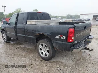 2005 Chevrolet Silverado 1500 Z71 z VIN 1GCEK19B75Z258531, wystawiony jako IAAI lot #42361011 z przebiegiem 167 717 mil mil oraz . Historia ofert i sprzedaży dostępna na DreamBid. Obrazek 3.