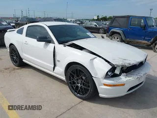 2006 Ford Mustang GT Deluxe z VIN 1ZVFT82H465152018, wystawiony jako IAAI lot #42243395 z przebiegiem 172 194 mil mil oraz . Historia ofert i sprzedaży dostępna na DreamBid. Obrazek 1.