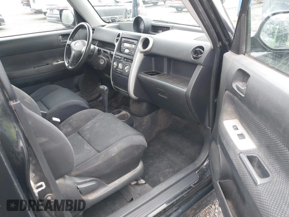 2005 Scion xB z VIN JTLKT324954021760, wystawiony jako IAAI lot #42125087 z przebiegiem 414 129 mil mil oraz . Historia ofert i sprzedaży dostępna na DreamBid. Obrazek 5.