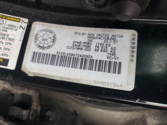 2007 Pontiac Vibe with VIN 5Y2SL65867Z420904, listed as a Copart auction lot 62699525 with 299,999 mi miles and Clean title. Bid and sale history available at DreamBid. Image 12.