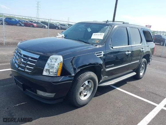 2013 Cadillac Escalade Luxury with VIN 1GYS4BEF6DR162720, listed as a IAAI auction lot 41971364 with 211,396 mi miles. Bid and sale history available at carsss.com. Image 2.