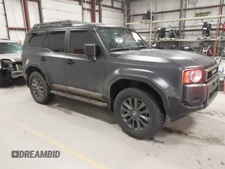 2024 Toyota Land Cruiser z VIN JTEABFAJ7R5007659, wystawiony jako IAAI lot #42038750 z przebiegiem 1827 mil mil oraz . Historia ofert i sprzedaży dostępna na DreamBid. Obrazek 1.