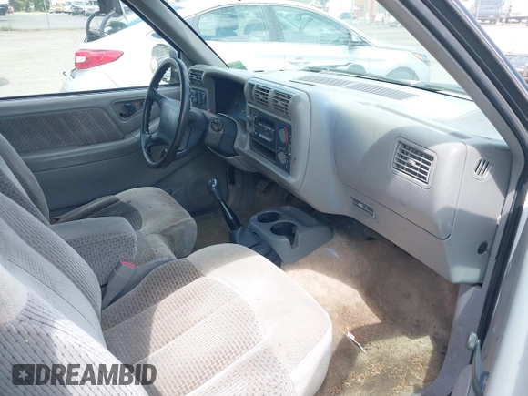 1997 GMC Sonoma z VIN 1GTCS1443VK511286, wystawiony jako IAAI lot #42236026 z przebiegiem 154 768 mil mil oraz . Historia ofert i sprzedaży dostępna na DreamBid. Obrazek 5.