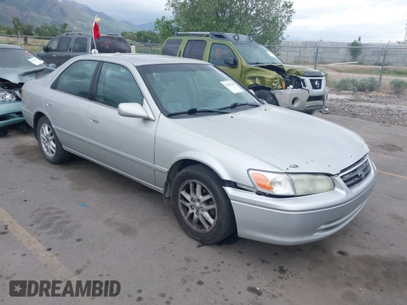 2001 Toyota Camry LE z VIN 4T1BF28K71U127407, wystawiony jako IAAI lot #42247606 z przebiegiem 289 995 mil mil oraz . Historia ofert i sprzedaży dostępna na DreamBid. Obrazek 1.