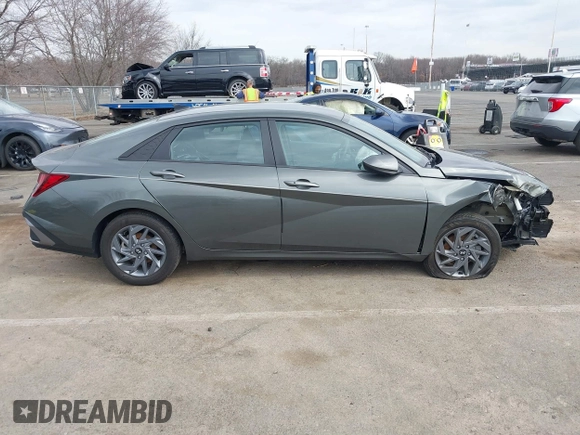 2024 Hyundai Elantra SEL z VIN KMHLM4DG9RU784034, wystawiony jako IAAI lot #41768840 z przebiegiem 8 606 mil mil oraz . Historia ofert i sprzedaży dostępna na DreamBid. Obrazek 13.