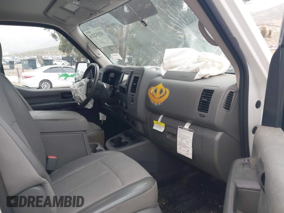 2021 Nissan NV Cargo SV z VIN 1N6BF0KYXMN805682, wystawiony jako IAAI lot #42152216 z przebiegiem 82 671 mil mil oraz . Historia ofert i sprzedaży dostępna na DreamBid. Obrazek 5.