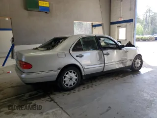 1999 Mercedes-Benz E 320 z VIN WDBJF65HXXA837426, wystawiony jako Copart lot #51084325 z przebiegiem Nie podano mil oraz Szkoda całkowita • Salvage title. Historia ofert i sprzedaży dostępna na DreamBid. Obrazek 3.