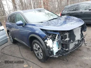 2023 Nissan Rogue SV z VIN JN8BT3BAXPW420562, wystawiony jako IAAI lot #41411007 z przebiegiem 11 608 mil mil oraz . Historia ofert i sprzedaży dostępna na DreamBid. Obrazek 1.