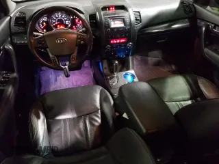 2013 Kia Sorento EX z VIN 5XYKUDA21DG411766, wystawiony jako Copart lot #55960765 z przebiegiem 159 584 mil mil oraz Szkoda całkowita • Salvage title. Historia ofert i sprzedaży dostępna na DreamBid. Obrazek 8.