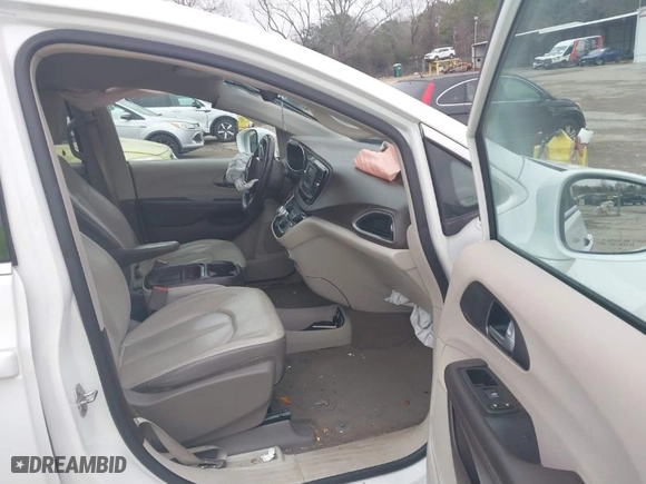 2017 Chrysler Pacifica Touring-L with VIN 2C4RC1BG4HR620902, listed as a IAAI auction lot 41480787 with 100,274 mi miles. Bid and sale history available at carsss.com. Image 5.