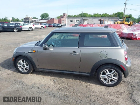 2013 MINI Hardtop z VIN WMWSU3C5XDT685745, wystawiony jako IAAI lot #42300577 z przebiegiem 112 804 mil mil oraz . Historia ofert i sprzedaży dostępna na DreamBid. Obrazek 13.