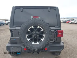 2024 Jeep Wrangler Rubicon z VIN 1C4RJXR67RW276710, wystawiony jako IAAI lot #42047318 z przebiegiem 35 857 mil mil oraz . Historia ofert i sprzedaży dostępna na DreamBid. Obrazek 16.