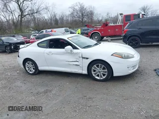 2008 Hyundai Tiburon GS z VIN KMHHM66D58U283273, wystawiony jako IAAI lot #41900097 z przebiegiem 154 013 mil mil oraz . Historia ofert i sprzedaży dostępna na DreamBid. Obrazek 14.