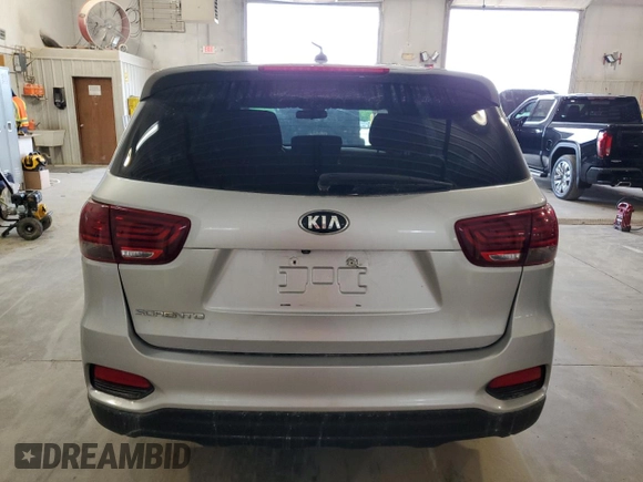 2019 Kia Sorento LX z VIN 5XYPG4A58KG580316, wystawiony jako Copart lot #58495505 z przebiegiem 111 711 mil mil oraz Czysty tytuł • Clean title. Historia ofert i sprzedaży dostępna na DreamBid. Obrazek 6.