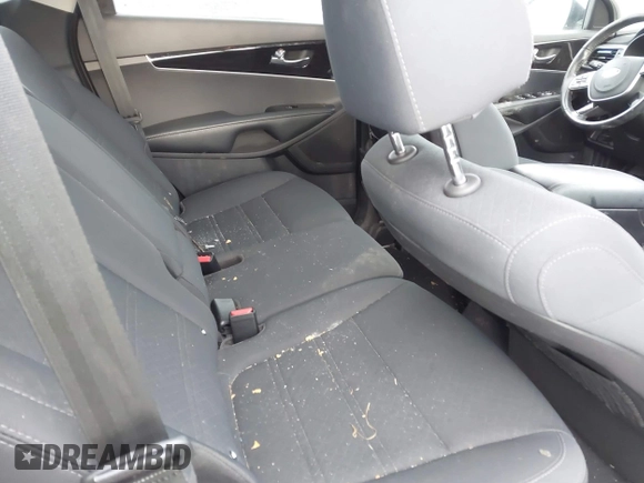 2019 Kia Sorento L with VIN 5XYPG4A31KG547981, listed as a IAAI auction lot 41253059 with 97,104 mi miles. Bid and sale history available at carsss.com. Image 8.