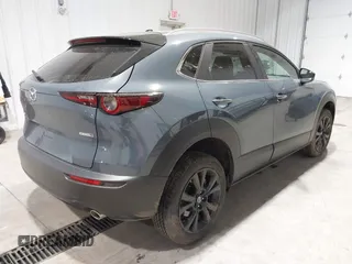 2025 Mazda CX-30 S Carbon Edition z VIN 3MVDMBCM7SM783008, wystawiony jako IAAI lot #42033197 z przebiegiem 5 047 mil mil oraz . Historia ofert i sprzedaży dostępna na DreamBid. Obrazek 4.
