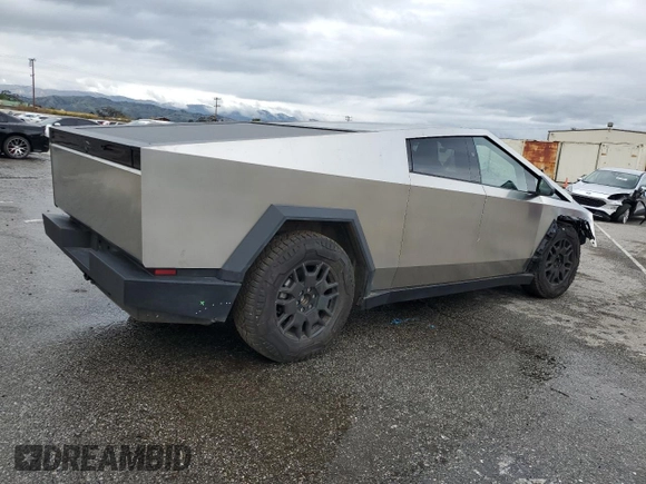 2024 Tesla Cybertruck Cyberbeast z VIN 7G2CEHEE1RA037505, wystawiony jako Copart lot #48383485 z przebiegiem Nie podano mil oraz Szkody całkowita. Historia ofert i sprzedaży dostępna na DreamBid. Obrazek 3.