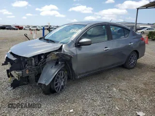 2016 Nissan Versa SV z VIN 3N1CN7AP7GL879953, wystawiony jako Copart lot #61187215 z przebiegiem 241 796 mil mil oraz Szkoda całkowita • Salvage title. Historia ofert i sprzedaży dostępna na DreamBid. Obrazek 1.
