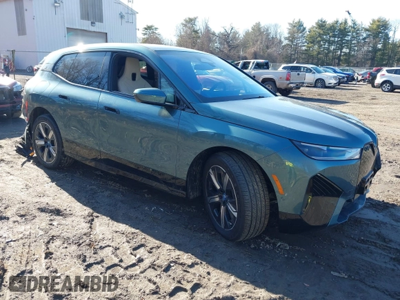 2025 BMW iX xDrive50 z VIN WB523CF09SCS94052, wystawiony jako IAAI lot #41822349 z przebiegiem 1233 mil mil oraz . Historia ofert i sprzedaży dostępna na DreamBid. Obrazek 1.
