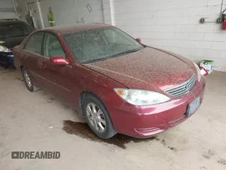2005 Toyota Camry LE z VIN 4T1BE30K45U031986, wystawiony jako IAAI lot #42283684 z przebiegiem 186 891 mil mil oraz . Historia ofert i sprzedaży dostępna na DreamBid. Obrazek 1.