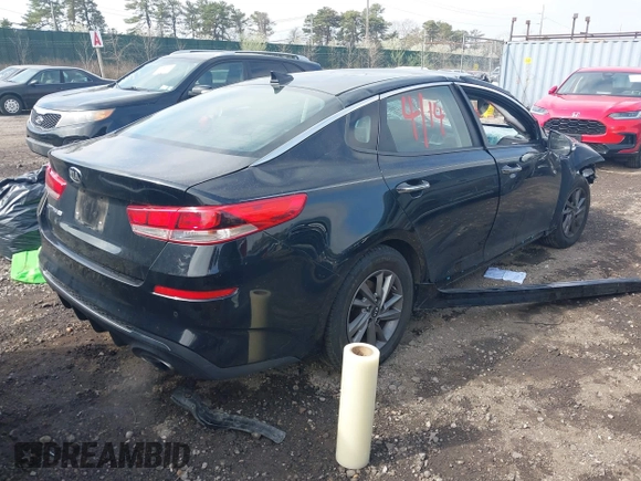 2020 Kia Optima LX z VIN 5XXGT4L31LG418136, wystawiony jako IAAI lot #42048290 z przebiegiem 62 810 mil mil oraz . Historia ofert i sprzedaży dostępna na DreamBid. Obrazek 4.