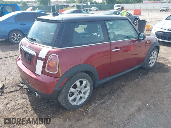 2009 MINI Hardtop z VIN WMWMF33579TW73000, wystawiony jako IAAI lot #42244237 z przebiegiem 108 332 mil mil oraz . Historia ofert i sprzedaży dostępna na DreamBid. Obrazek 4.