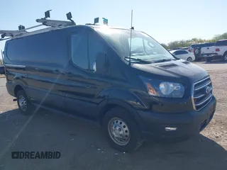 2020 Ford Transit Cargo z VIN 1FTBR2Y81LKB12562, wystawiony jako IAAI lot #42040837 z przebiegiem 224 042 mil mil oraz . Historia ofert i sprzedaży dostępna na DreamBid. Obrazek 1.