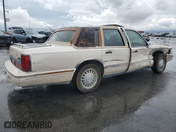 1995 Lincoln Town Car Cartier z VIN 1LNLM83W2SY603452, wystawiony jako Copart lot #55756595 z przebiegiem 243 394 mil mil oraz Szkoda całkowita • Salvage title. Historia ofert i sprzedaży dostępna na DreamBid. Obrazek 3.