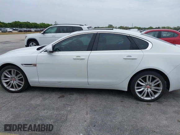 2017 Jaguar XF 35t Prestige with VIN SAJBE4BV2HCY48435, listed as a IAAI auction lot 41652369 with 63,424 mi miles. Bid and sale history available at carsss.com. Image 14.