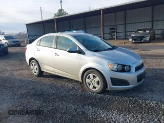 2015 Chevrolet Sonic LS z VIN 1G1JA5SH7F4162980, wystawiony jako IAAI lot #41644534 z przebiegiem 164 752 mil mil oraz . Historia ofert i sprzedaży dostępna na DreamBid. Obrazek 1.