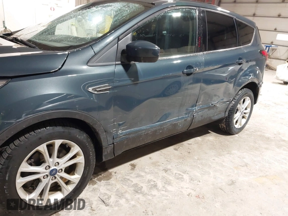 2019 Ford Escape SE z VIN 1FMCU9GDXKUA54699, wystawiony jako IAAI lot #41667188 z przebiegiem 127 376 mil mil oraz . Historia ofert i sprzedaży dostępna na DreamBid. Obrazek 17.
