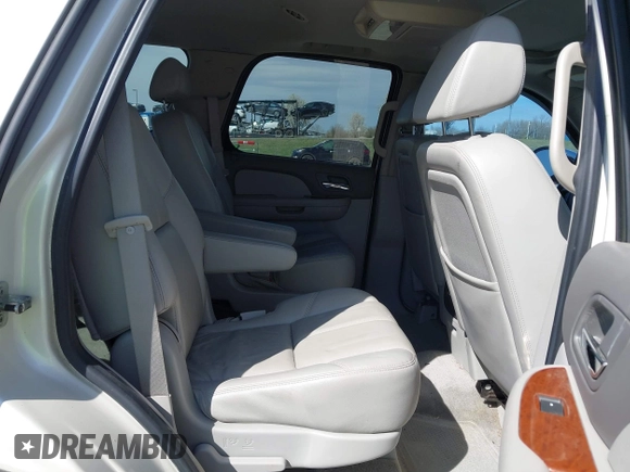 2008 GMC Yukon SLT w/4SB with VIN 1GKFK13078R209074, listed as a IAAI auction lot 41869070 with 180,950 mi miles. Bid and sale history available at carsss.com. Image 8.