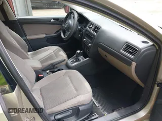 2014 Volkswagen Jetta S z VIN 3VW2K7AJ0EM231386, wystawiony jako IAAI lot #42229963 z przebiegiem 105 432 mil mil oraz . Historia ofert i sprzedaży dostępna na DreamBid. Obrazek 5.