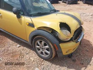 2007 MINI Hardtop z VIN WMWMF33557TT56622, wystawiony jako IAAI lot #42227758 z przebiegiem 145 258 mil mil oraz . Historia ofert i sprzedaży dostępna na DreamBid. Obrazek 6.
