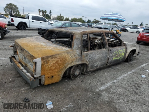 1988 Cadillac DeVille z VIN 1G6CD5155J4224547, wystawiony jako Copart lot #42850345 z przebiegiem Nie podano mil oraz Nie do naprawy • Non repairable. Historia ofert i sprzedaży dostępna na DreamBid. Obrazek 3.