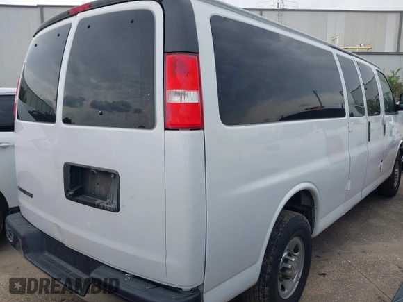 2019 Chevrolet Express Passenger LT z VIN 1GAZGPFG3K1364936, wystawiony jako IAAI lot #42137561 z przebiegiem 33 624 mil mil oraz . Historia ofert i sprzedaży dostępna na DreamBid. Obrazek 4.
