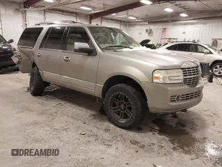 2008 Lincoln Navigator z VIN 5LMFU28568LJ00925, wystawiony jako IAAI lot #41641088 z przebiegiem 214 476 mil mil oraz . Historia ofert i sprzedaży dostępna na DreamBid. Obrazek 1.