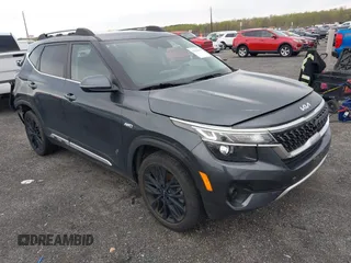 2023 Kia Seltos Nightfall z VIN KNDEUCA27P7348312, wystawiony jako IAAI lot #42028454 z przebiegiem 42 106 mil mil oraz . Historia ofert i sprzedaży dostępna na DreamBid. Obrazek 1.