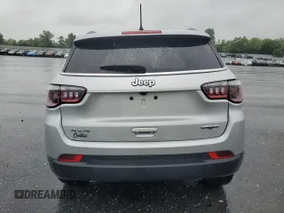 2024 Jeep Compass Latitude Lux z VIN 3C4NJDFN4RT134099, wystawiony jako Copart lot #58906095 z przebiegiem 4 257 mil mil oraz Szkoda całkowita • Salvage title. Historia ofert i sprzedaży dostępna na DreamBid. Obrazek 6.