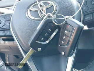 2019 Toyota Camry LE z VIN 4T1B11HK6KU266275, wystawiony jako IAAI lot #41978900 z przebiegiem 84 202 mil mil oraz . Historia ofert i sprzedaży dostępna na DreamBid. Obrazek 11.