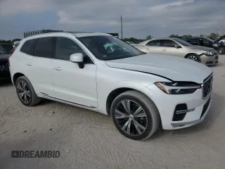 2023 Volvo XC60 Plus Bright Theme z VIN YV4L12RE2P1338733, wystawiony jako Copart lot #49918145 z przebiegiem 11 829 mil mil oraz Nie do naprawy • Non repairable. Historia ofert i sprzedaży dostępna na DreamBid. Obrazek 4.