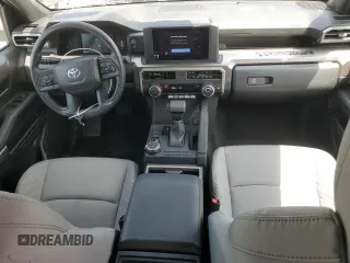 2024 Toyota Tacoma SR5 z VIN 3TMLB5JN6RM058039, wystawiony jako Copart lot #57168865 z przebiegiem 1 859 mil mil oraz Czysty tytuł • Clean title. Historia ofert i sprzedaży dostępna na DreamBid. Obrazek 8.