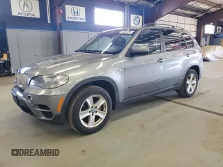 2012 BMW X5 35d z VIN 5UXZW0C51CL666413, wystawiony jako Copart lot #54561955 z przebiegiem 155 762 mil mil oraz Czysty tytuł • Clean title. Historia ofert i sprzedaży dostępna na DreamBid. Obrazek 1.