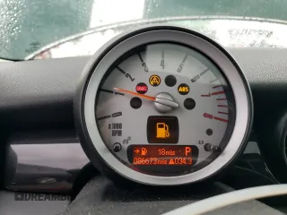 2009 MINI Hardtop z VIN WMWMF33509TW77714, wystawiony jako Copart lot #50618025 z przebiegiem 86 673 mil mil oraz Szkoda całkowita • Salvage title. Historia ofert i sprzedaży dostępna na DreamBid. Obrazek 9.