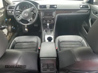 2015 Volkswagen Passat SEL Premium z VIN 1VWCV7A3XFC030563, wystawiony jako Copart lot #56851175 z przebiegiem 217 343 mil mil oraz Szkoda całkowita • Salvage title. Historia ofert i sprzedaży dostępna na DreamBid. Obrazek 8.
