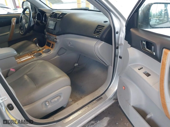 2009 Toyota Highlander Hybrid Limited with VIN JTEEW44A392030847, listed as a IAAI auction lot 41611306 with 137,874 mi miles. Bid and sale history available at carsss.com. Image 5.
