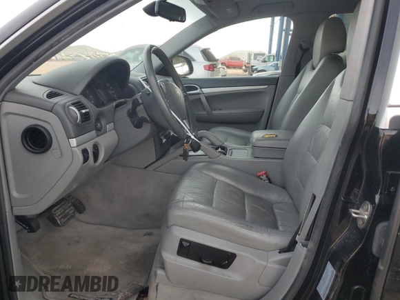 2005 Porsche Cayenne z VIN WP1AA29P65LA20822, wystawiony jako Copart lot #84620014 z przebiegiem 99 755 mil mil oraz Czysty tytuł • Clean title. Historia ofert i sprzedaży dostępna na DreamBid. Obrazek 7.