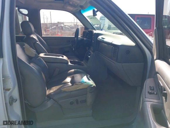 2004 Chevrolet Tahoe LT with VIN 1GNEC13Z74R322902, listed as a IAAI auction lot 41993964 with 258,526 mi miles. Bid and sale history available at carsss.com. Image 5.